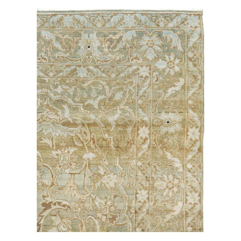 Un tapis d'accentuation persan antique Lavar Kerman fait à la main au début du 20e siècle dans des tons très doux et tamisés de beige, de brun et de vert.

Mesures : 4' 6