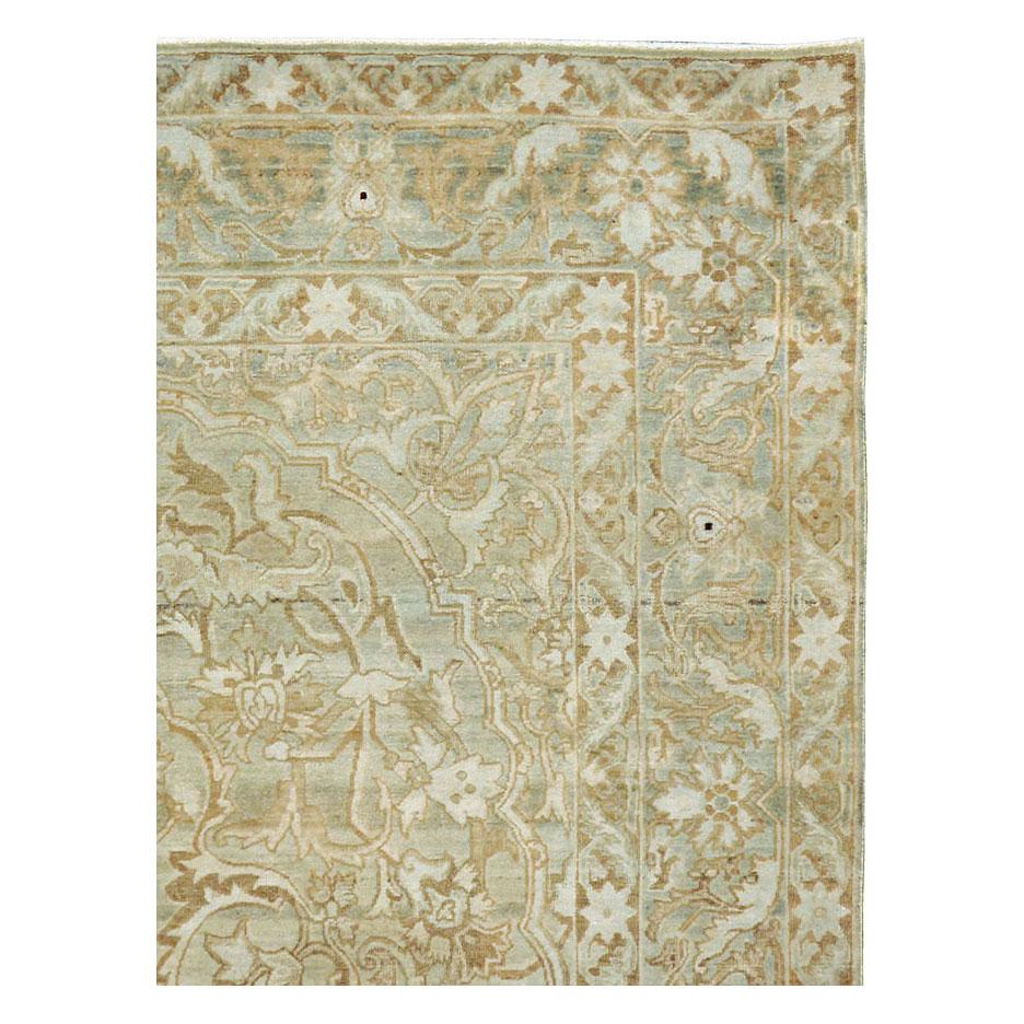 Kirman Tapis d'accent persan du début du 20e siècle fait à la main en beige et vert tendre en vente