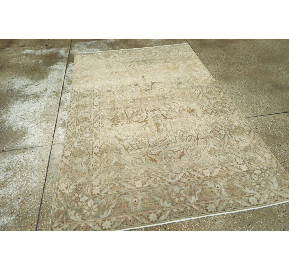 Perse Tapis d'accent persan du début du 20e siècle fait à la main en beige et vert tendre en vente