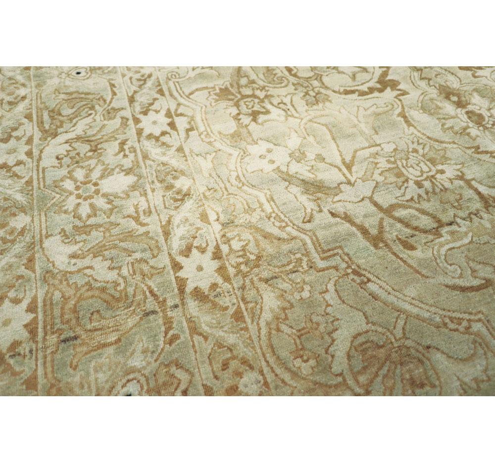Noué à la main Tapis d'accent persan du début du 20e siècle fait à la main en beige et vert tendre en vente