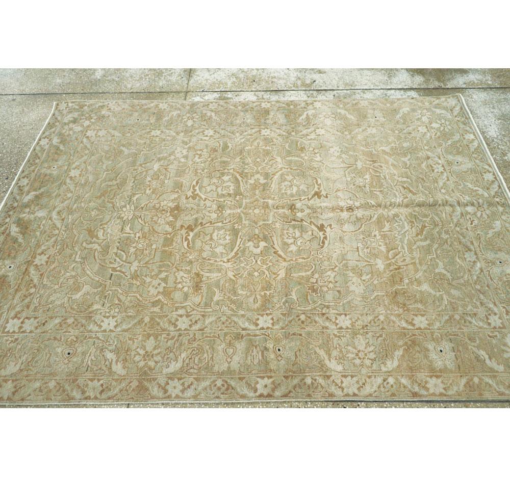 20ième siècle Tapis d'accent persan du début du 20e siècle fait à la main en beige et vert tendre en vente