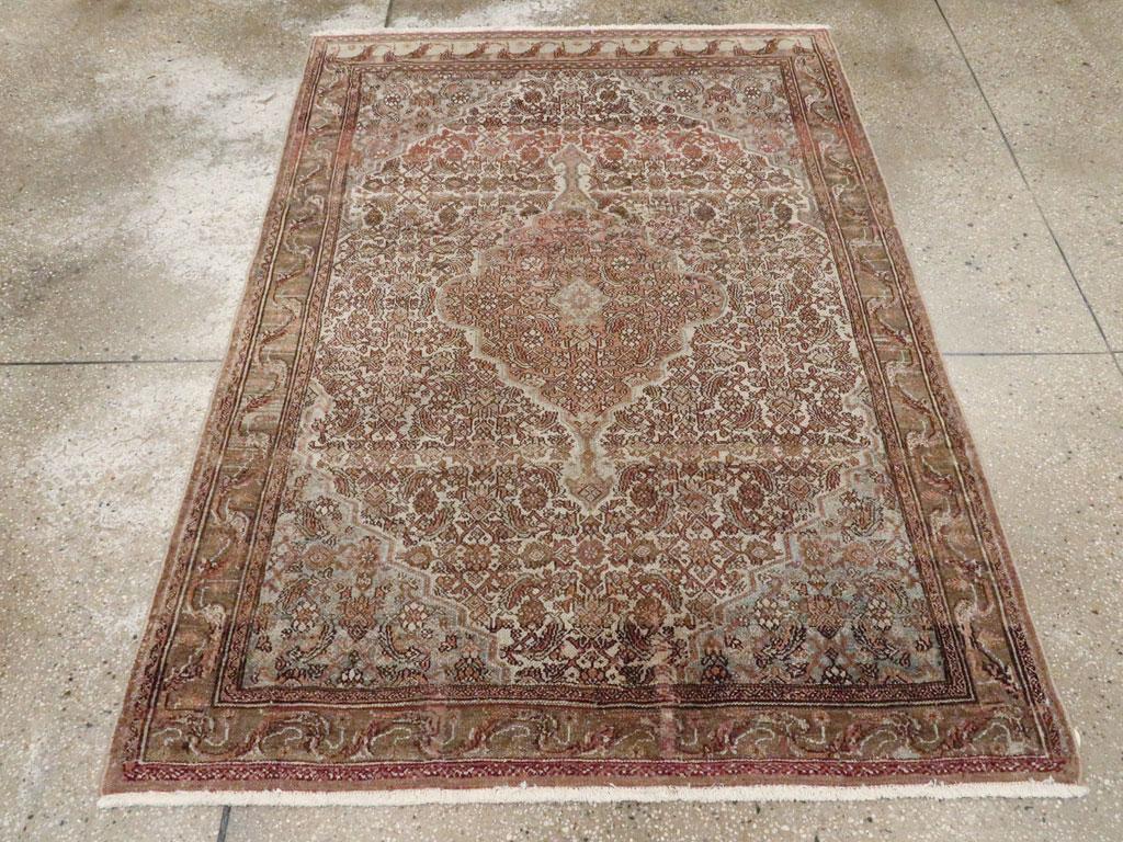 Un ancien tapis d'accent persan Bibikabad fait à la main au début du 20e siècle.

Mesures : 4' 4