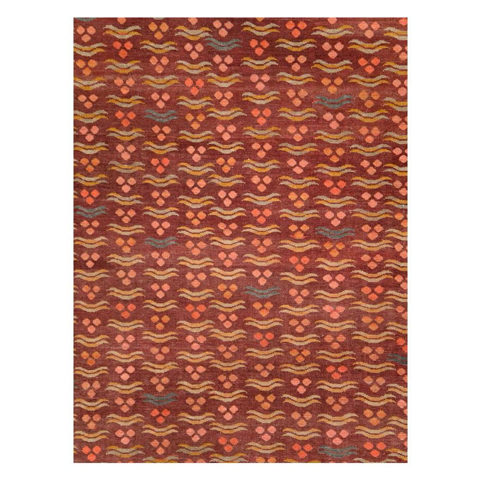 Un tapis persan ancien de grande taille, fait à la main au début du 20e siècle, avec l'ancien motif bouddhiste, Chintamani (souvent orthographié Cintamani), sur un champ rouge rouille avec une bordure grise.

Le motif Chintamani trouve son origine