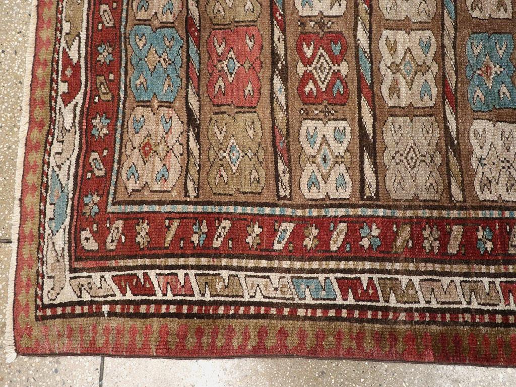 Handgefertigter persischer kurdischer Läufer aus dem frühen 20. Jahrhundert (Wolle) im Angebot