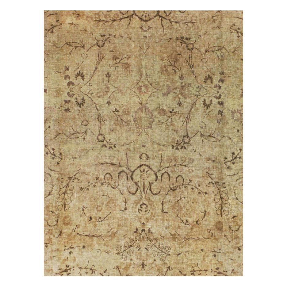 Ein antiker, großer persischer Mashad-Teppich aus dem frühen 20. Jahrhundert in Goldbraun. Es ist leicht verwittert und beschädigt, aber in einem robusten und langlebigen Zustand.

Maße: 11' 2