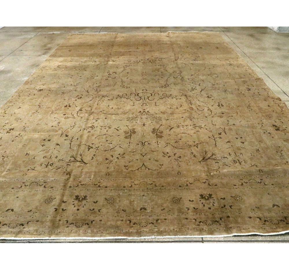 Anfang des 20. Jahrhunderts handgefertigter großer persischer Flächenteppich in Goldbraun (Handgeknüpft) im Angebot
