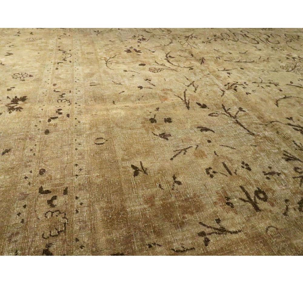 Anfang des 20. Jahrhunderts handgefertigter großer persischer Flächenteppich in Goldbraun im Zustand „Relativ gut“ im Angebot in New York, NY