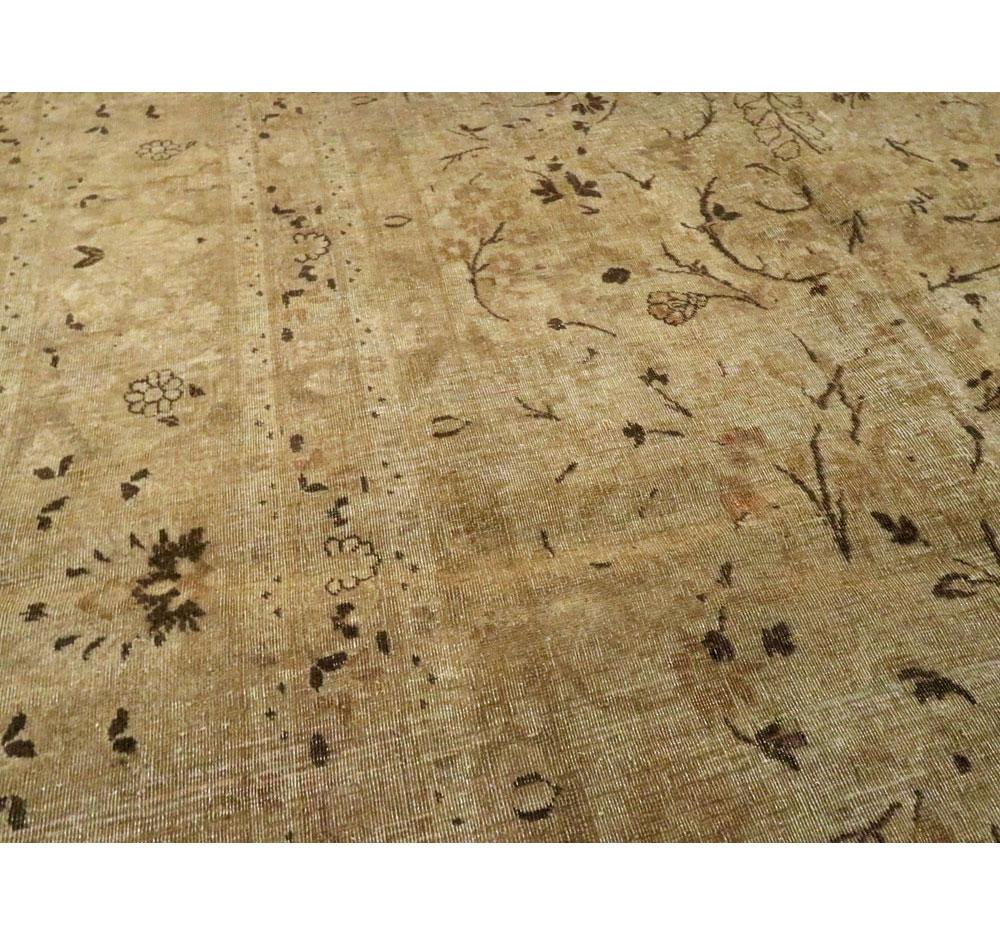 Anfang des 20. Jahrhunderts handgefertigter großer persischer Flächenteppich in Goldbraun (Wolle) im Angebot