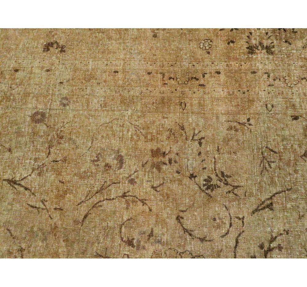 Anfang des 20. Jahrhunderts handgefertigter großer persischer Flächenteppich in Goldbraun im Angebot 1