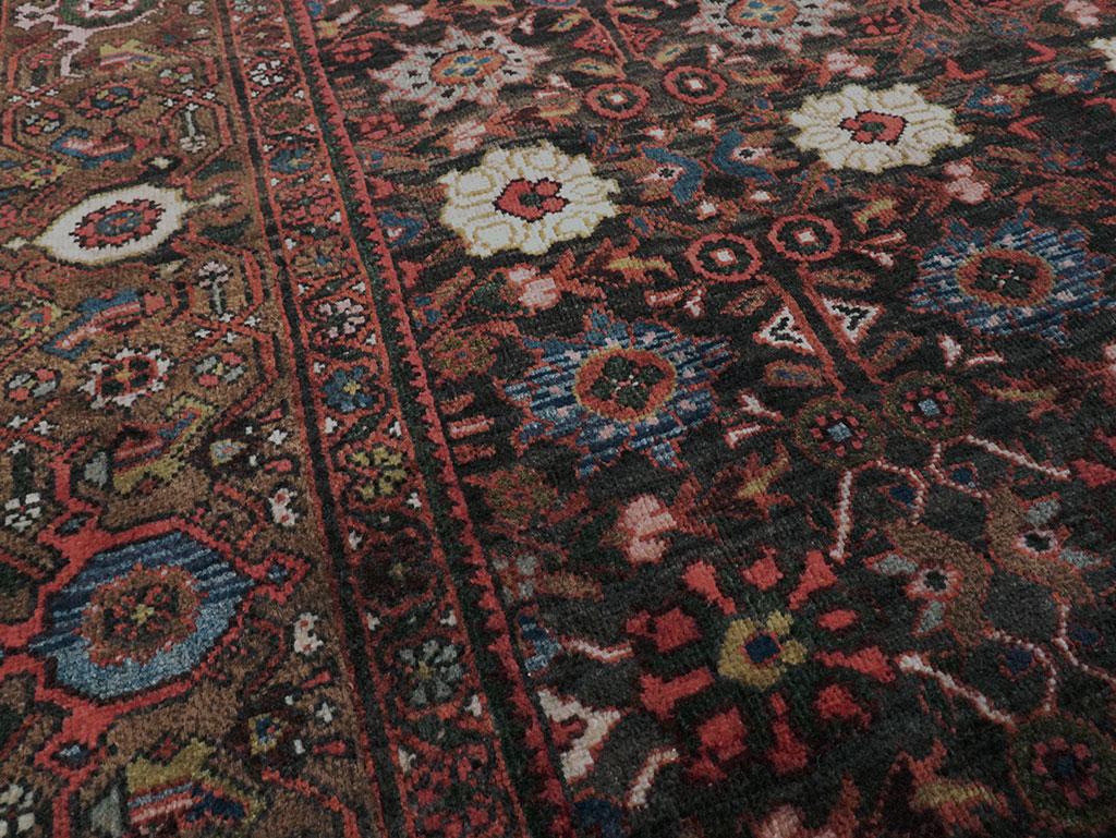 Early 20th Century Handmade Persian Mahal Gallery Accent Rug In Good Condition For Sale In New York, NY