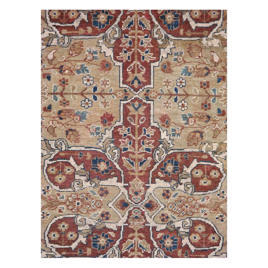 Un tapis d'accent rustique Persan Mahal antique fait à la main au début du 20e siècle.

Mesures : 7' 0