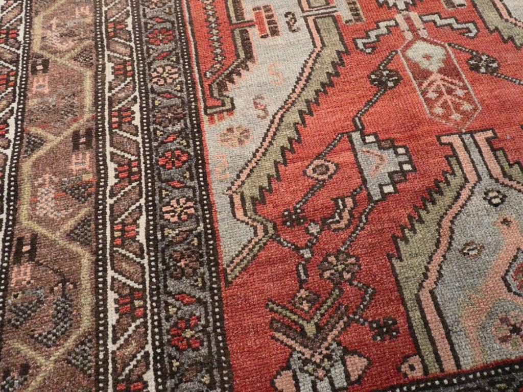 Anfang des 20. Jahrhunderts handgefertigter persischer Malayer-Akzentteppich (Rustikal) im Angebot