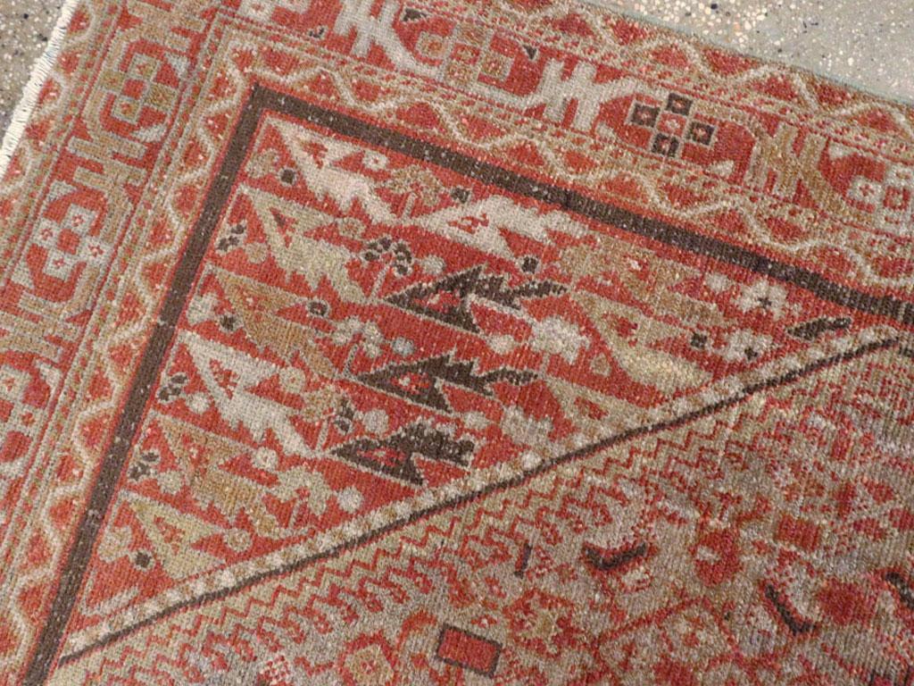 Anfang des 20. Jahrhunderts handgefertigter persischer Malayer-Akzentteppich (Persisch) im Angebot