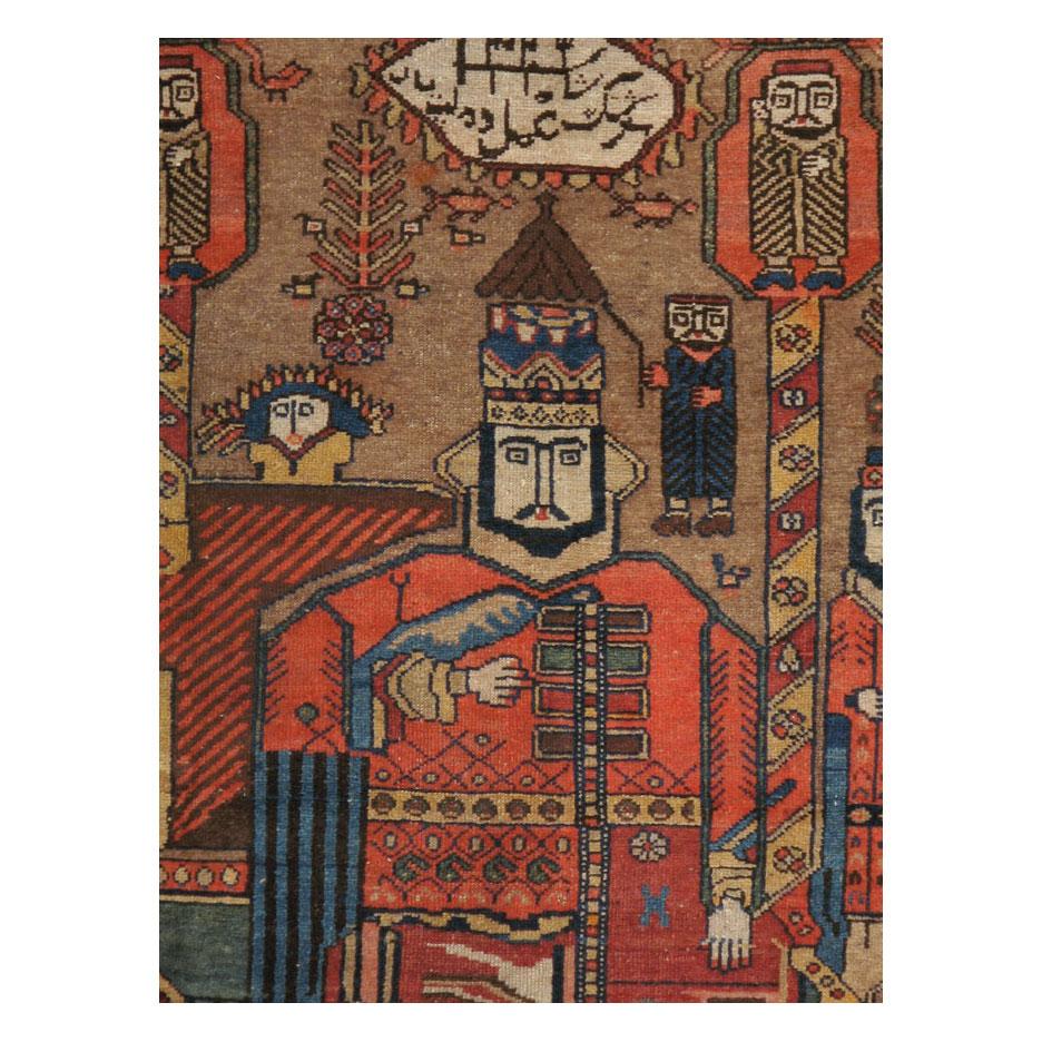 Ein antiker persischer Malayer-Akzentteppich, handgefertigt im frühen 20. Jahrhundert. Die Inschriftenkartusche weist darauf hin, dass es sich um König Salomon handelt, und das Datum ist etwa 1911. Der König sitzt in einem orangefarbenen Mantel mit