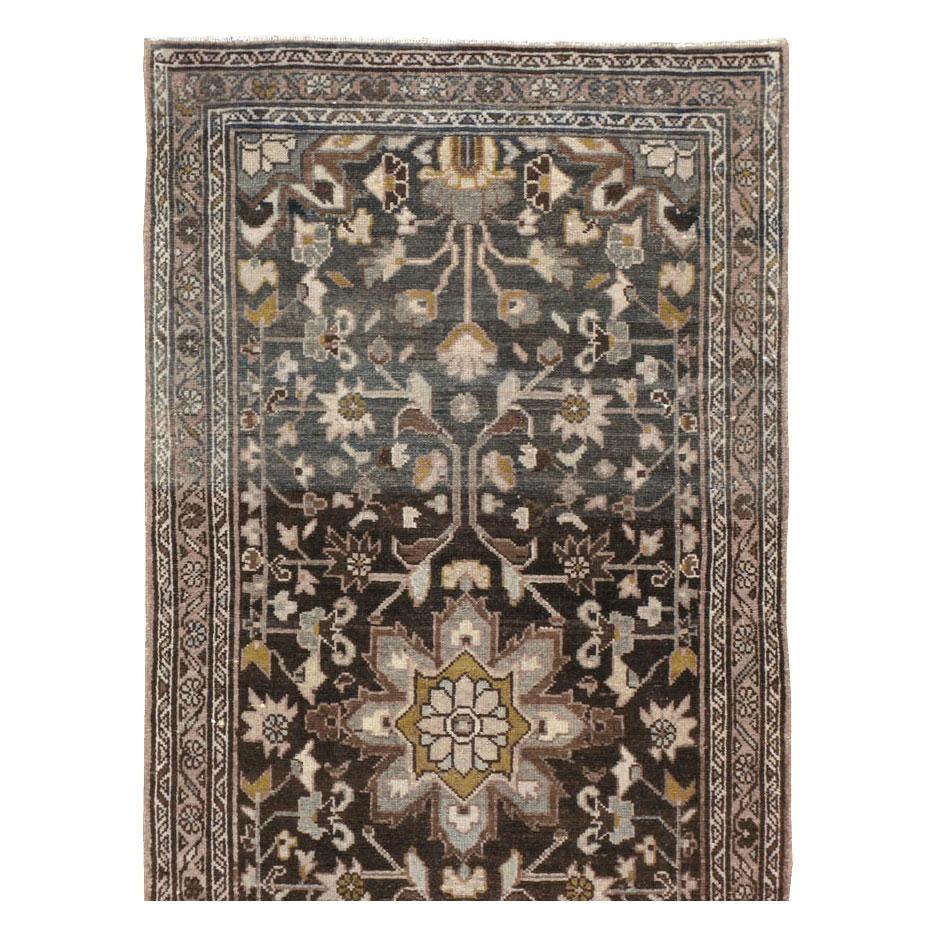 Un antique tapis persan Malayer fabriqué à la main au début du XXe siècle.

Mesures : 3' 1