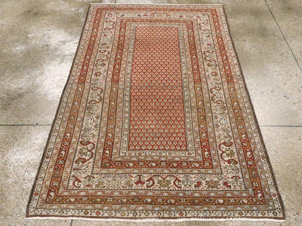 Ein antiker kleiner persischer Malayer-Akzentteppich aus dem frühen 20. Jahrhundert.

Maße: 4' 1