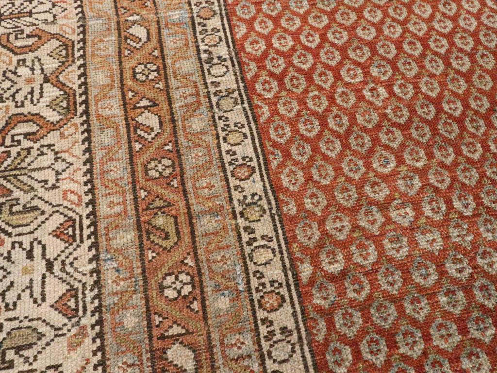 Anfang des 20. Jahrhunderts Handgefertigter Persischer Malayer Kleiner Akzentteppich (Rustikal) im Angebot
