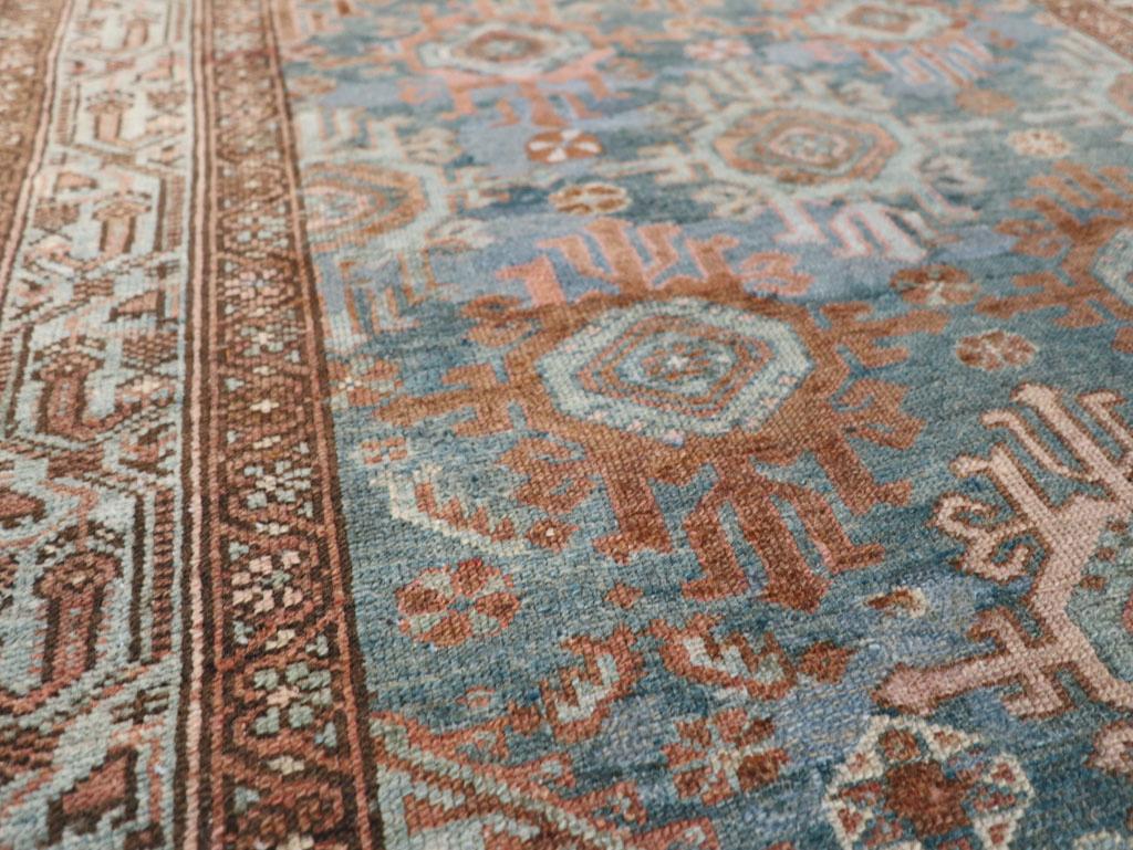 Rustico Tappeto persiano Malayer di piccole dimensioni realizzato a mano all'inizio del XX secolo in vendita