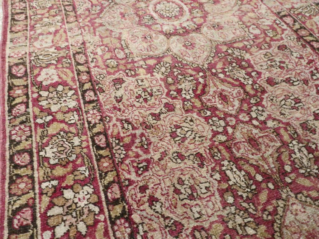 Noué à la main Tapis de couloir persan Mashad fait à la main du début du XXe siècle en vente