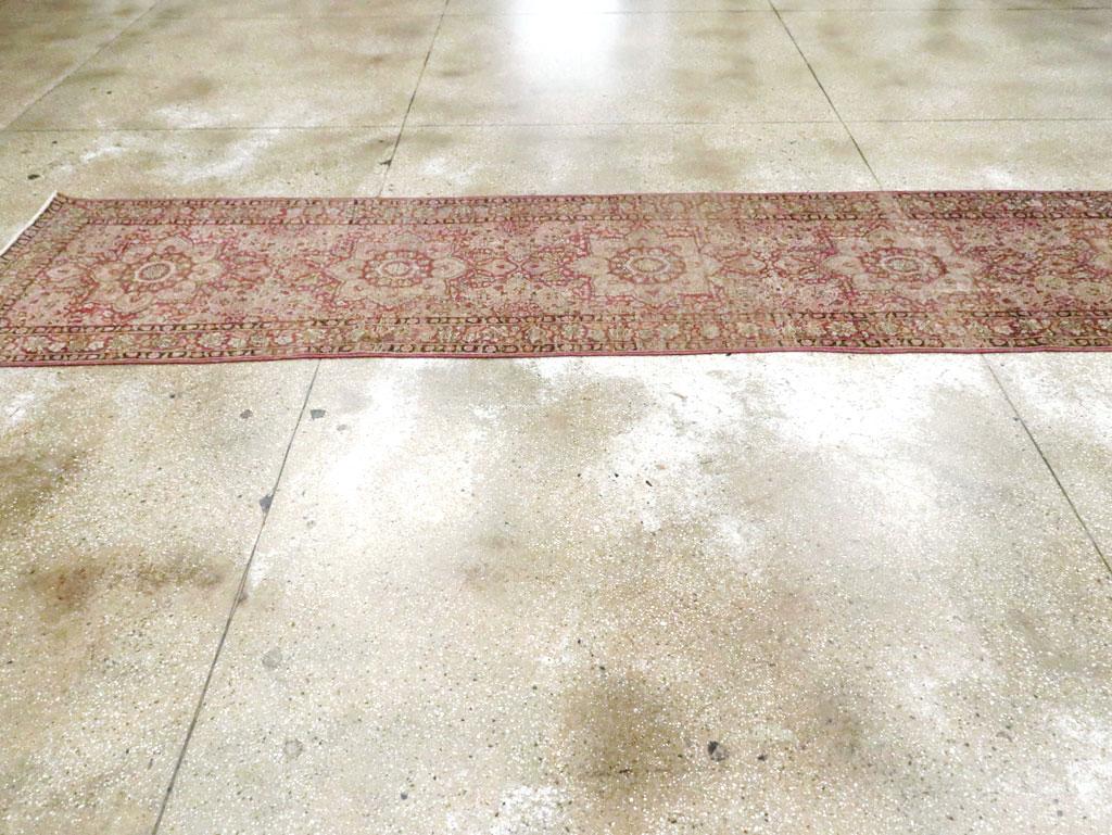 20ième siècle Tapis de couloir persan Mashad fait à la main du début du XXe siècle en vente