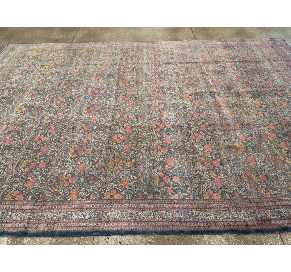 Alfombra persa de principios del siglo XX hecha a mano e inspirada en diseños europeos en venta 2