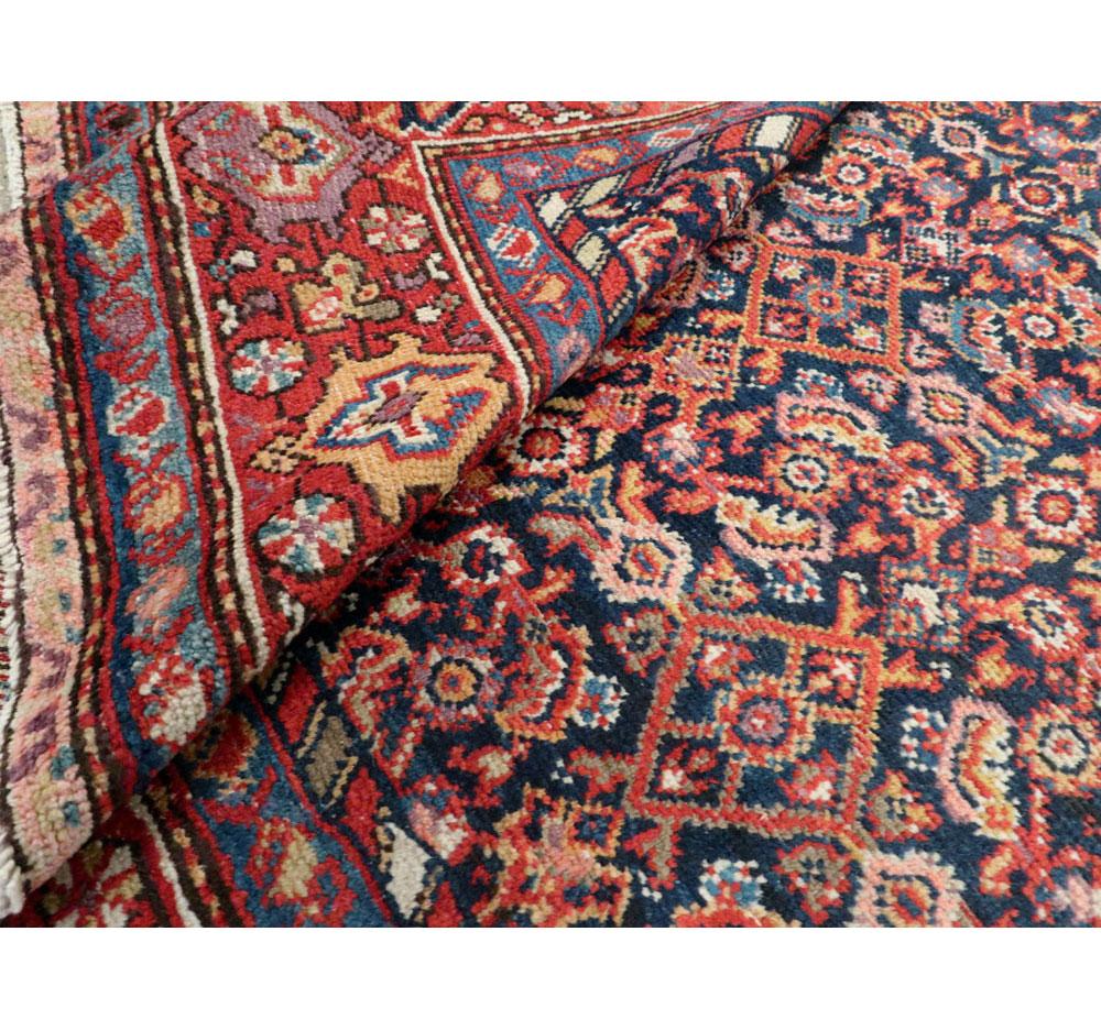 Tapis d'appoint persan rustique rouge et bleu du début du XXe siècle, fait à la main en vente 2