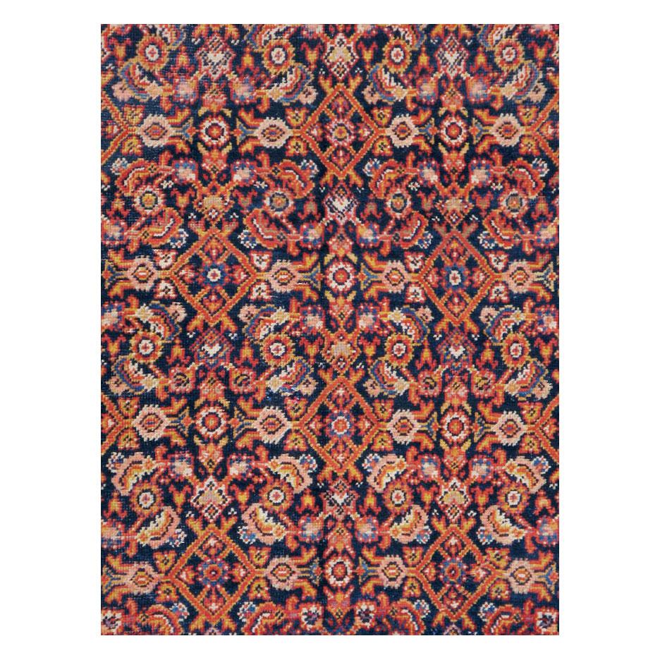 Tapis d'accent Persan Malayer en format galerie, fabriqué à la main au début du 20e siècle. Une sensation générale de rusticité grâce à l'utilisation du répertoire classique des motifs persans, à savoir le motif 