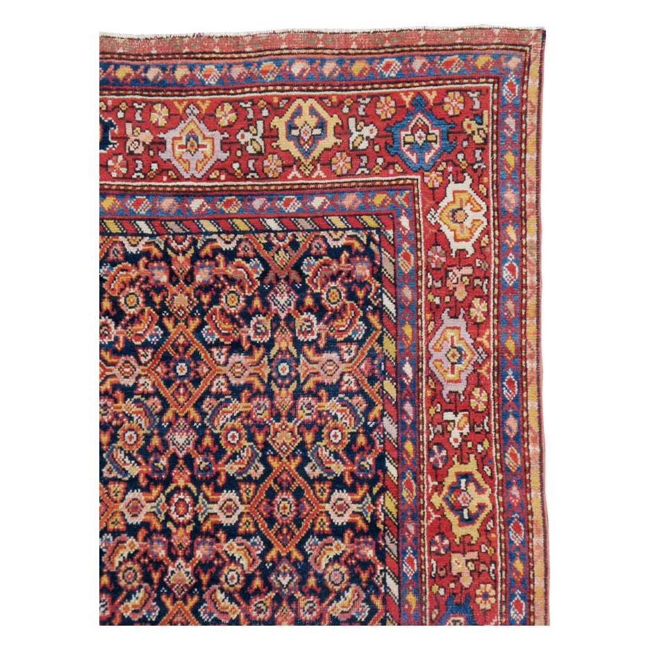 Perse Tapis d'appoint persan rustique rouge et bleu du début du XXe siècle, fait à la main en vente