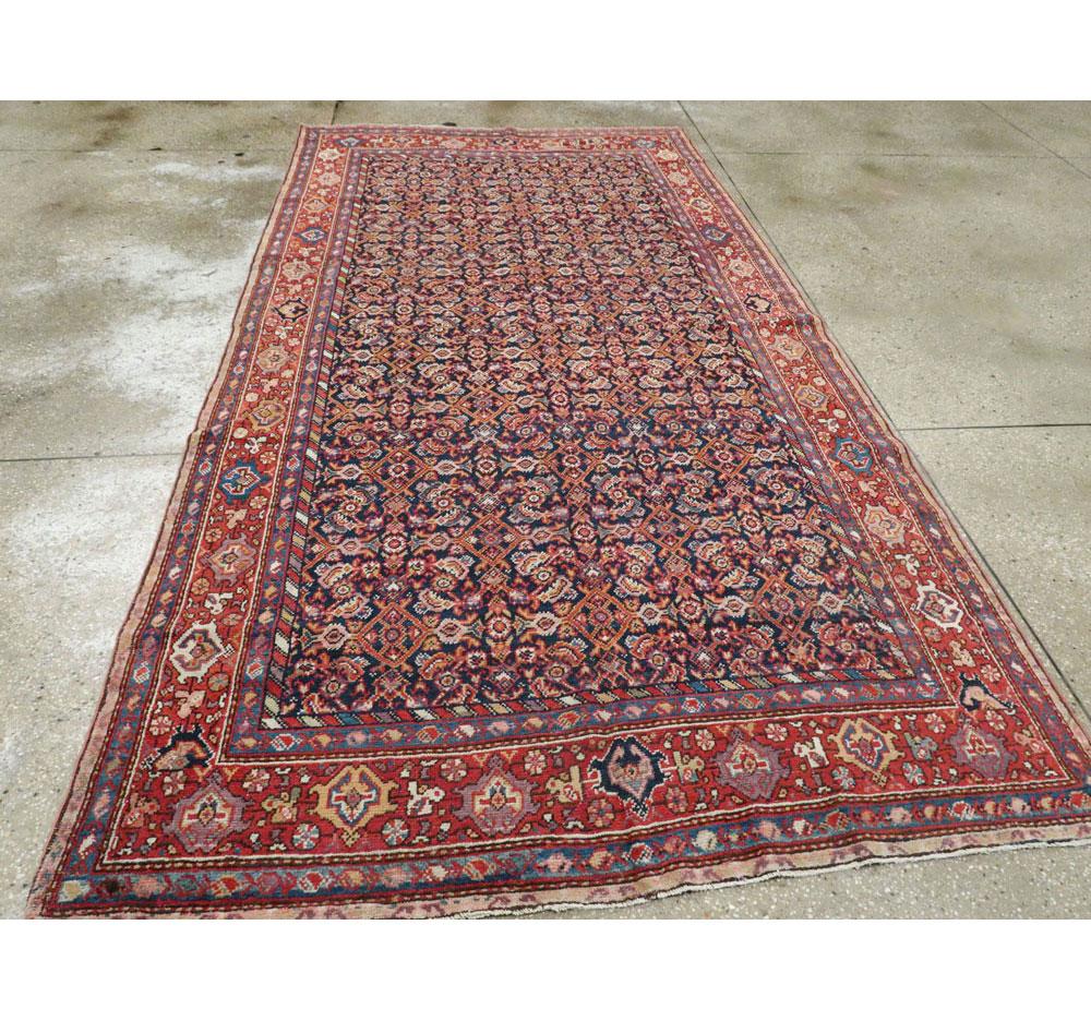 Noué à la main Tapis d'appoint persan rustique rouge et bleu du début du XXe siècle, fait à la main en vente
