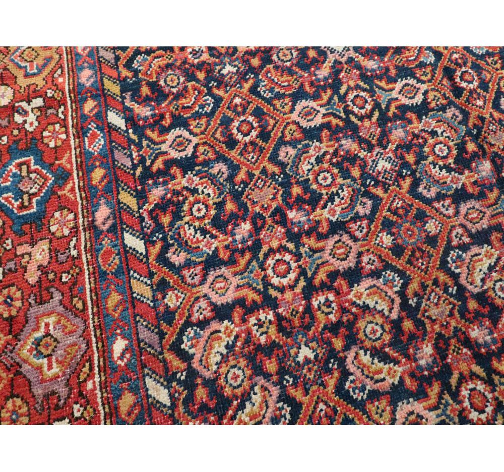 Tapis d'appoint persan rustique rouge et bleu du début du XXe siècle, fait à la main Bon état - En vente à New York, NY