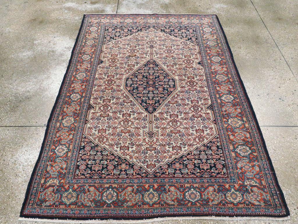 Un ancien tapis d'accent persan Senneh fait à la main au début du 20e siècle.

Mesures : 4' 5