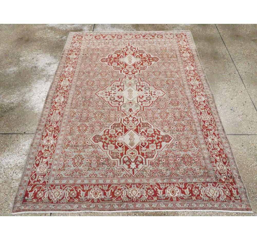 Un ancien tapis d'accent persan Senneh fait à la main au début du 20e siècle.

Mesures : 4' 8
