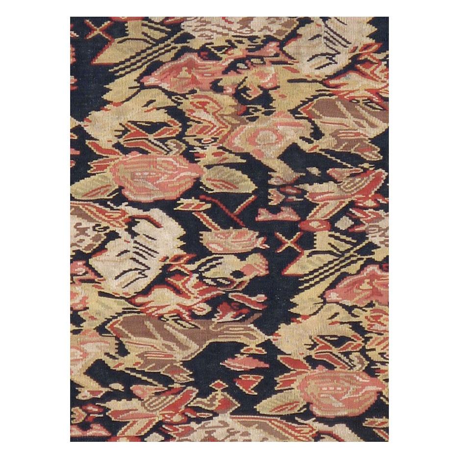 Antiker persischer Senneh-Kelim-Teppich mit Flachgewebe, handgefertigt Anfang des 20. Jahrhunderts.

Maße: 3' 11 Zoll