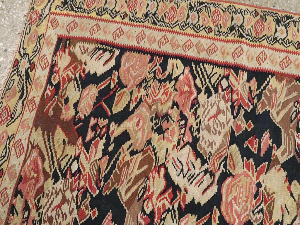 Handgefertigter persischer Senneh-Kelim-Akzentteppich aus dem frühen 20. Jahrhundert im Zustand „Hervorragend“ im Angebot in New York, NY