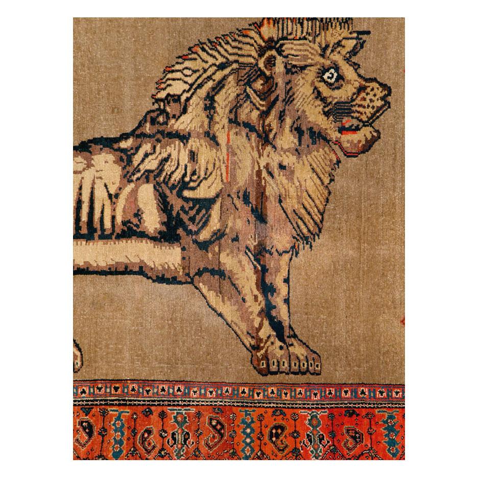 Ein antiker persischer Senneh-Malayer-Akzentteppich aus dem frühen 20. Jahrhundert mit dem Bildmotiv eines Löwen.

Maße: 4' 10