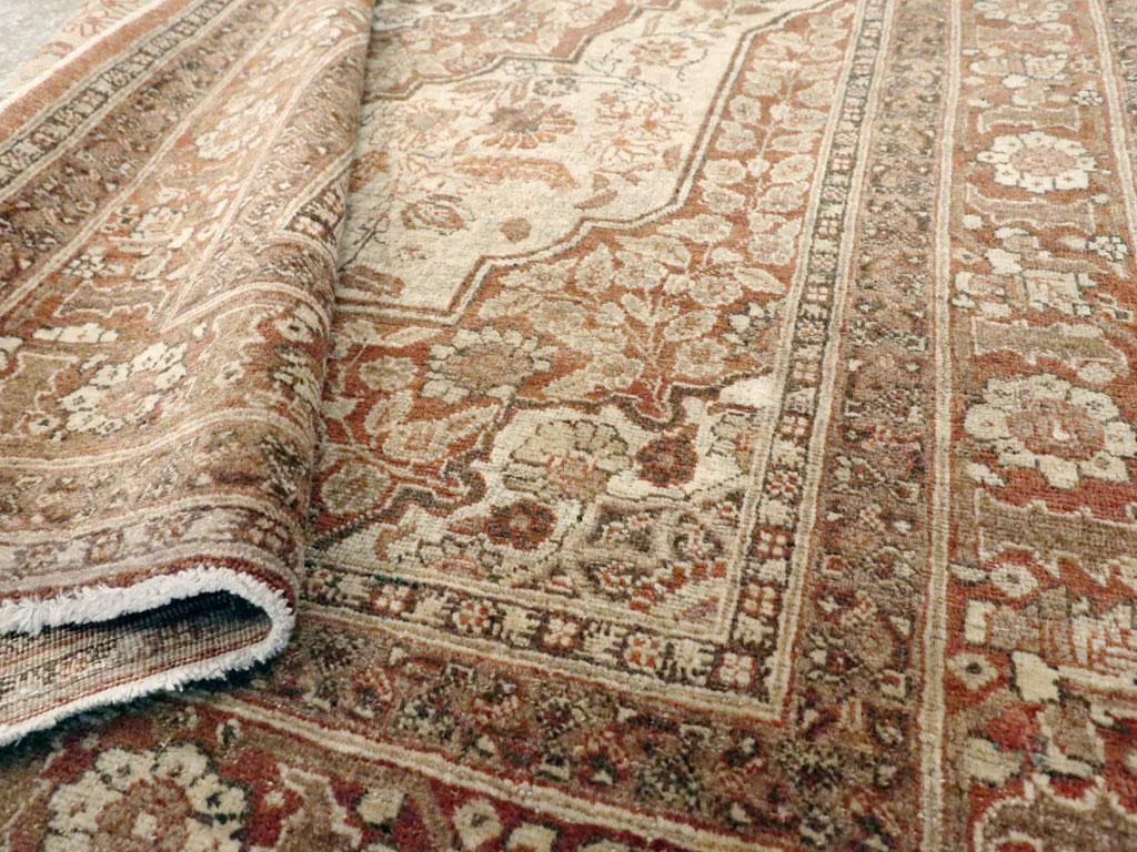 Handgefertigter persischer Täbris Haji Jalili-Akzent-Teppich aus dem frühen 20. Jahrhundert (Wolle) im Angebot