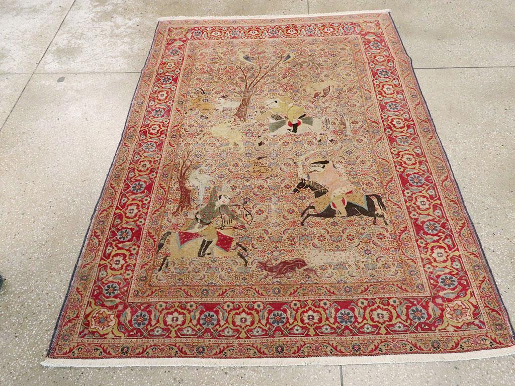 Noué à la main Tapis persan de Tabriz du début du 20e siècle, fait à la main, décoré d'une scène de chasse en vente