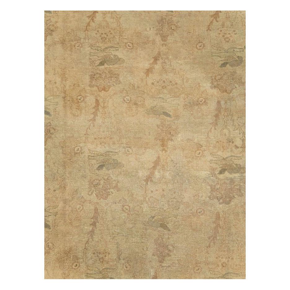 Tapis persan ancien de Tabriz de grande taille, fabriqué à la main au début du 20e siècle, avec un aspect délavé ton sur ton.

Mesures : 11' 2