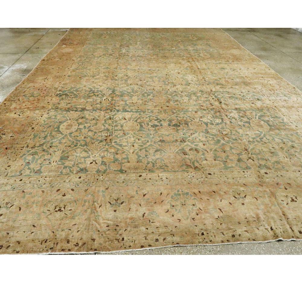 Großer persischer Täbris-Teppich in Zimmergröße, handgefertigt, frühes 20. Jahrhundert im Zustand „Gut“ im Angebot in New York, NY
