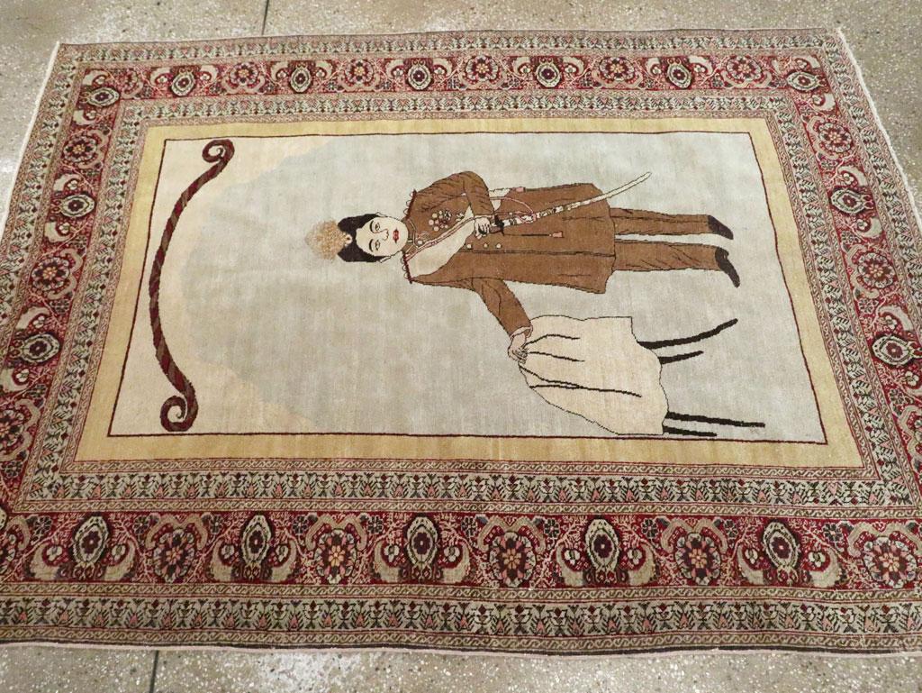 Handgefertigter persischer Täbris-Teppich mit malerischen Akzenten, frühes 20. Jahrhundert (Wolle) im Angebot