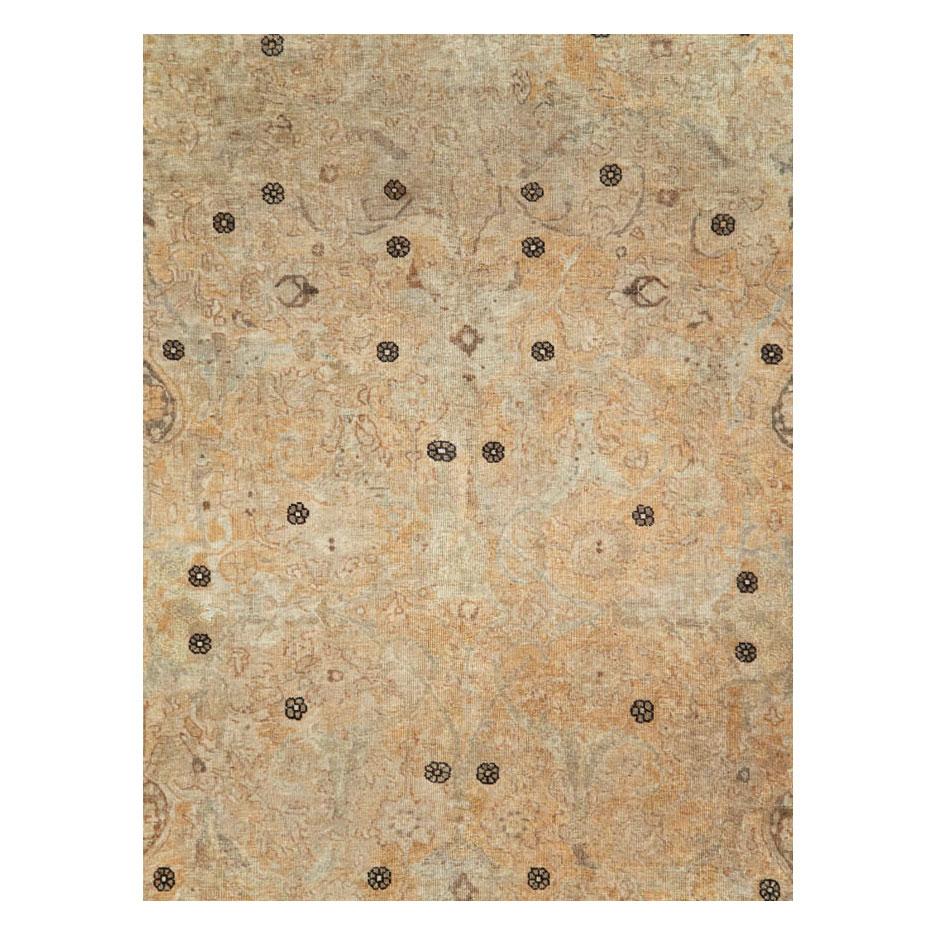Ein antiker persischer Täbriz-Teppich in kleiner Raumgröße, handgefertigt im frühen 20. Jahrhundert, mit einem Feld in warmen Erdtönen und einer Bordüre in Schiefer und hellem Schieferblau.

Maße: 7' 10