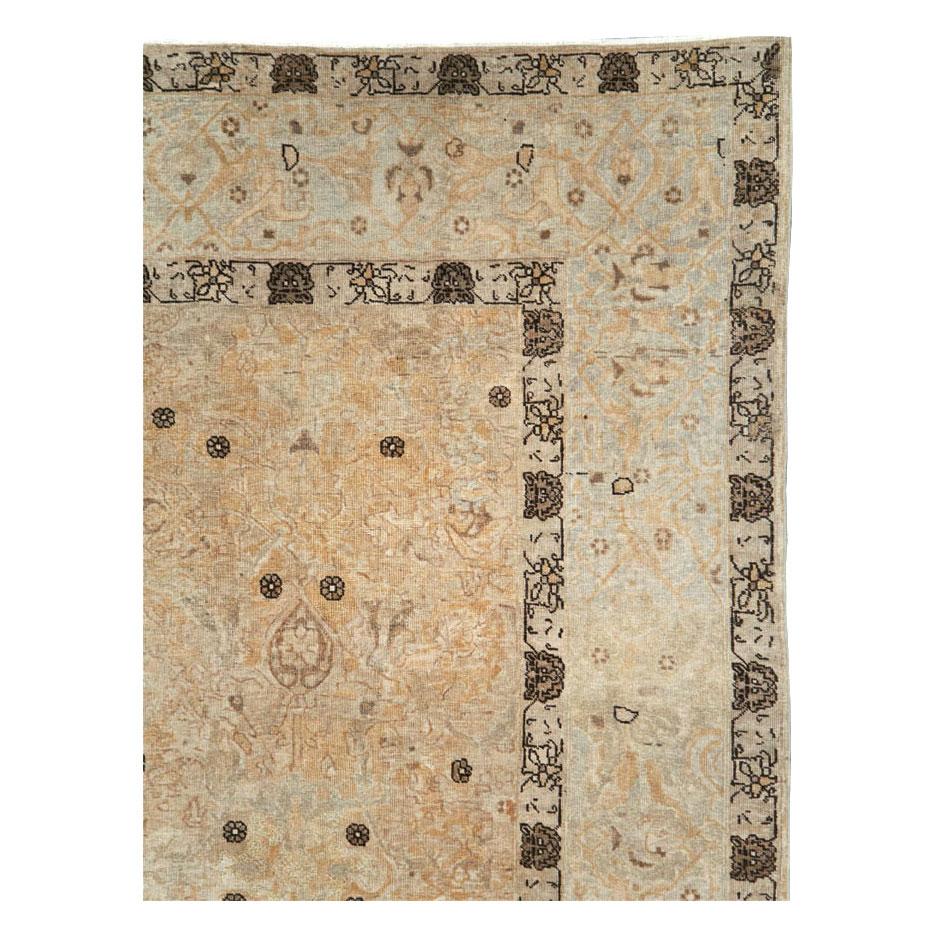 Handgefertigter persischer Täbriz-Teppich in Zimmergröße aus dem frühen 20. Jahrhundert (Persisch) im Angebot