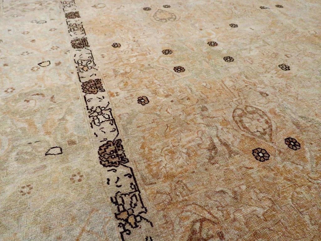 Handgefertigter persischer Täbriz-Teppich in Zimmergröße aus dem frühen 20. Jahrhundert im Zustand „Gut“ im Angebot in New York, NY
