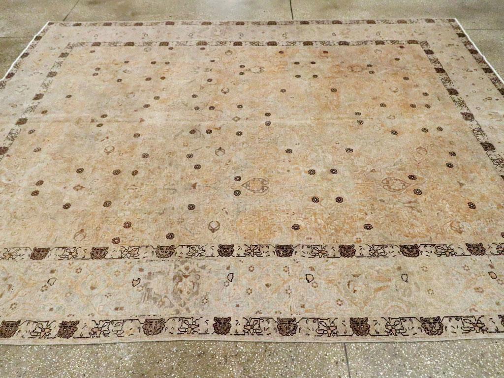 Handgefertigter persischer Täbriz-Teppich in Zimmergröße aus dem frühen 20. Jahrhundert (Wolle) im Angebot