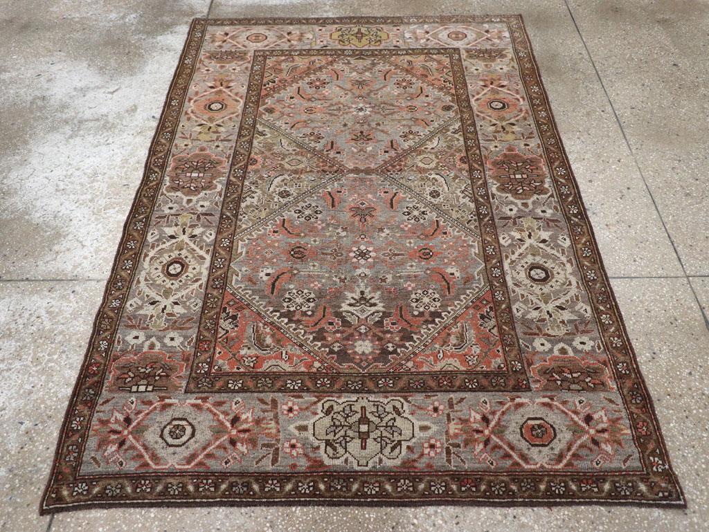 Un ancien tapis d'accent persan kurde fait à la main au début du 20e siècle.

Mesures : 4' 3