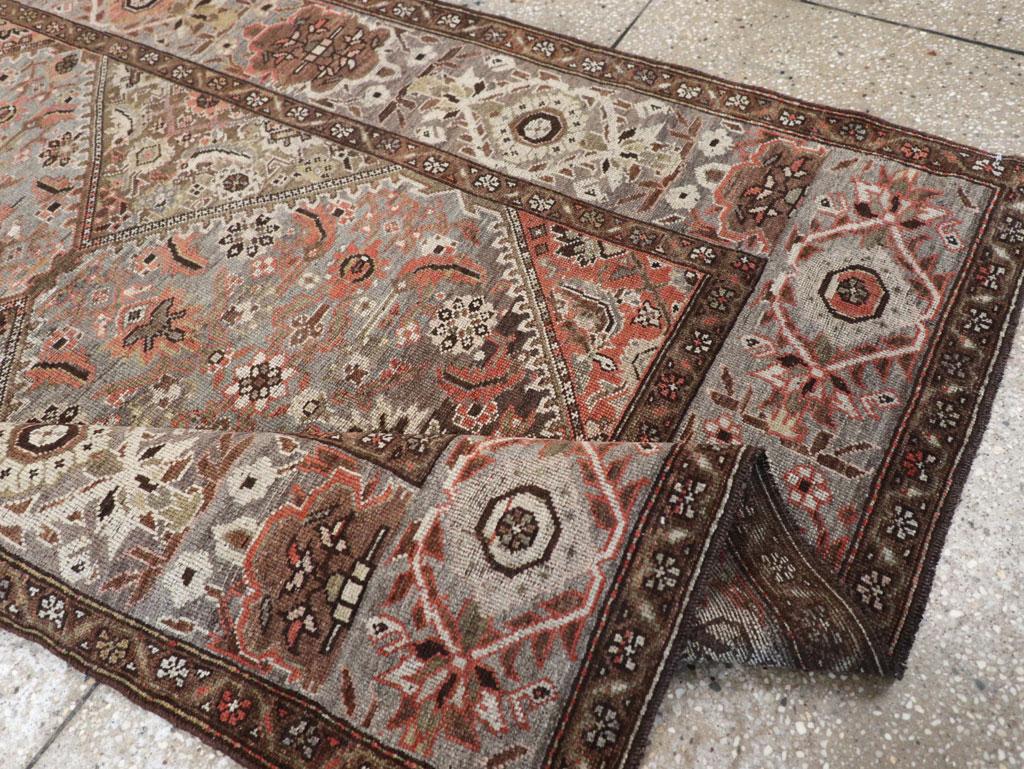 20ième siècle Tapis d'appoint tribal persan fait à la main au début du 20e siècle en vente