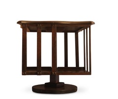 Bibliothèque de table tournante du début du 20e siècle, fabriquée à la main, avec bord chanfreiné.