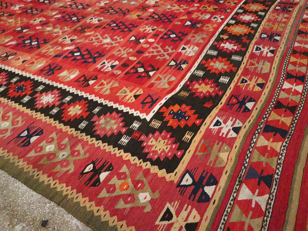 Early 20th Century Handmade Turkish Flatweave Kilim Large Carpet In Excellent Condition For Sale In New York, NY