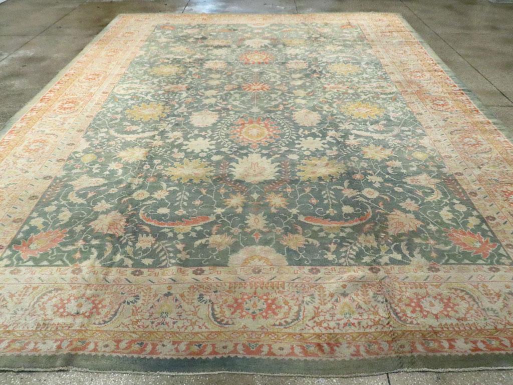 Tapis turc Oushak du début du 20ème siècle:: fait à la main:: de grande taille pour une pièce Bon état - En vente à New York, NY