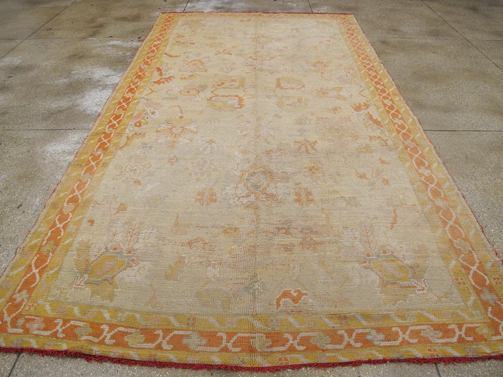 Early 20th Century Handmade Turkish Oushak Gallery Carpet In Good Condition For Sale In New York, NY